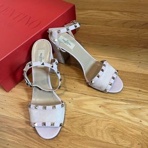 Valentino light pink Suede Rockstud Pumps